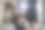 一个年轻男子在健身房地板上做仰卧起坐和侧伸图片下载