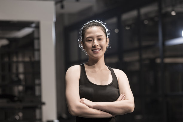 一个年轻的女性健身教练在健身房的肖像图片下载