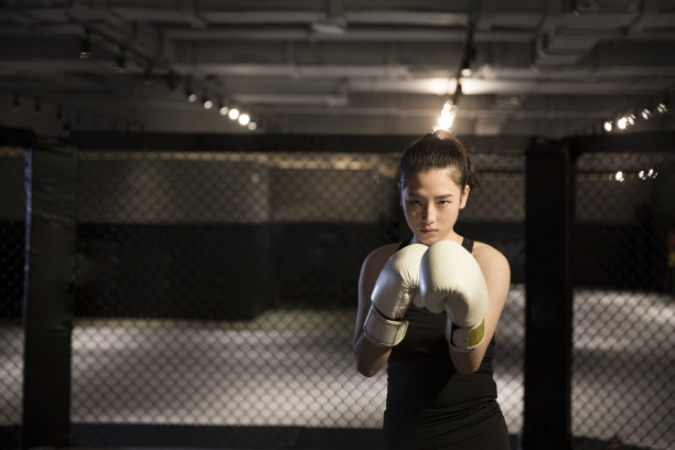 年轻的女拳击手在拳击池里发出激烈的嘶嘶声图片下载