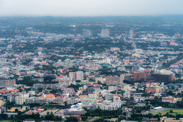 在山上与道路的城市景观，在城市建筑酒店，商场，寺庙和房屋空气大气雨雾天空抽象与白云。图片下载