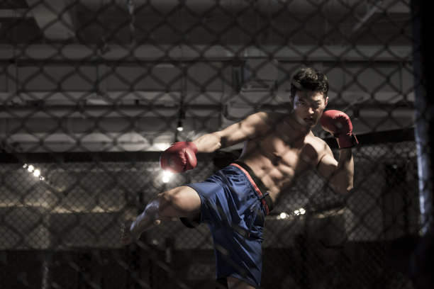 年轻的男拳击手在拳击训练场上愤怒地踢腿图片下载