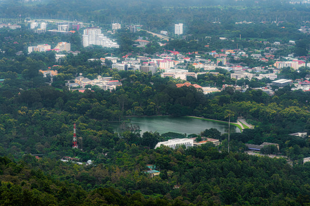 在山上与道路的城市景观，在城市建筑酒店，商场，寺庙和房屋空气大气雨雾天空抽象与白云。图片下载