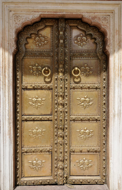 印度斋浦尔古城宫殿入口金属门上的花卉图案和雕刻。古代宫殿里美丽的花画。图片下载