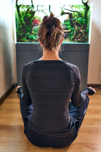 坐在水族馆前的女人图片下载