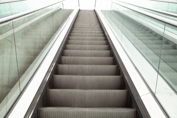 伊斯坦布尔地铁站的自动扶梯图片下载
