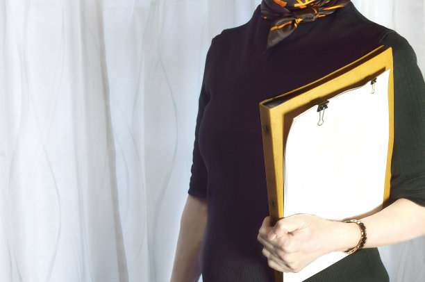 商务图片:拿着文件的女人图片下载