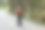 时尚的女游客徒步在秋天的森林步道。快乐的红头发的人在积极徒步旅行的衣服上走在自然背景。旅行和积极的生活方式概念。全身照片。图片下载