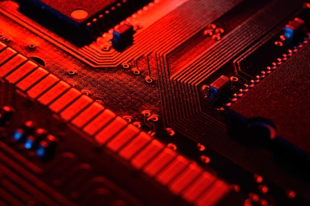 计算机cpu处理器芯片上的电路板，主板后台。特写镜头。有红蓝灯。图片下载