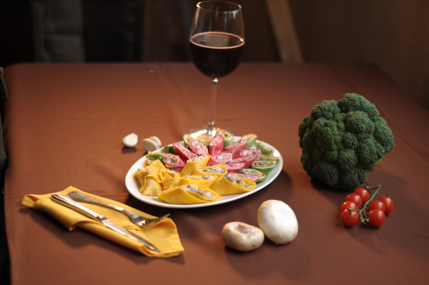 五颜六色的面包卷，不同的馅料，节日的食物图片下载