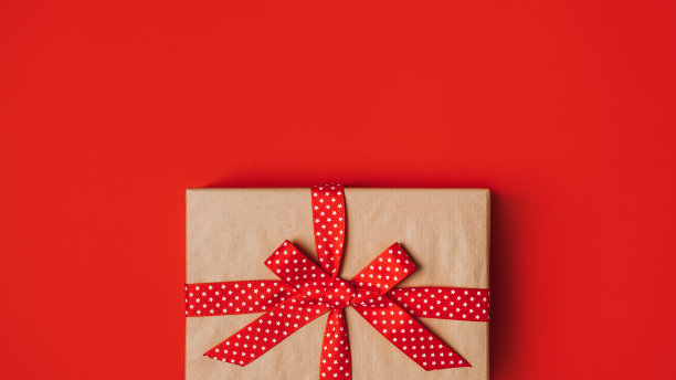 捐赠和接收的订阅箱。订阅礼盒，爱心包红丝带红背景。图片下载