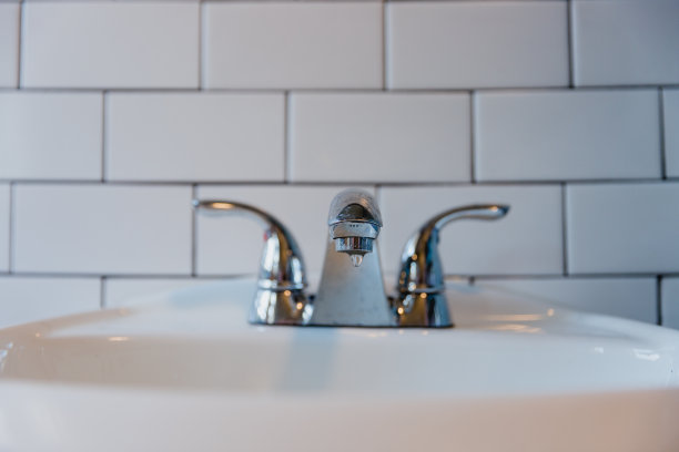 浴室水槽水龙头滴水图片下载