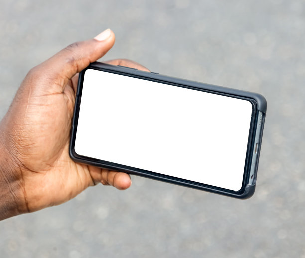 黑非洲人手持并水平使用黑屏手机图片下载