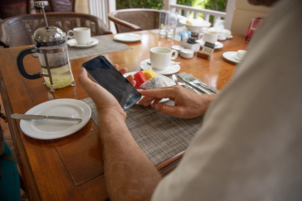 年轻人用手机在线支付图片下载