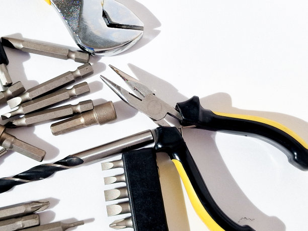 一套白色背景的木工工具。木匠的工作台。木工和镶板概念平铺顶视图图片下载