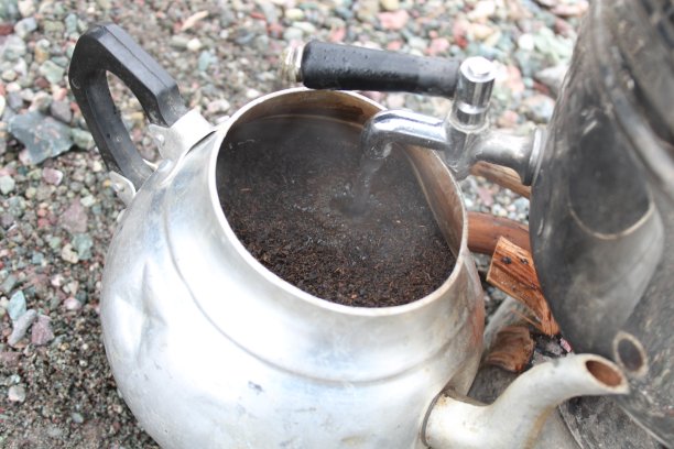用茶壶准备土耳其茶。大自然中的茶点时间。茶壶图片下载