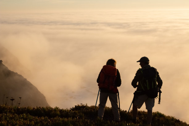 适合夏天远足的家庭图片下载