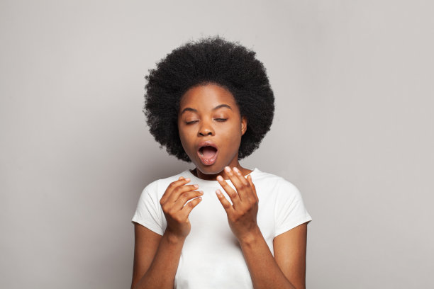 白底上打喷嚏的女人。打喷嚏、感冒和病毒的概念图片下载