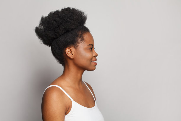 美丽的女模特简介。有吸引力的女人面对新鲜干净的皮肤在白色的工作室墙旗帜背景图片下载