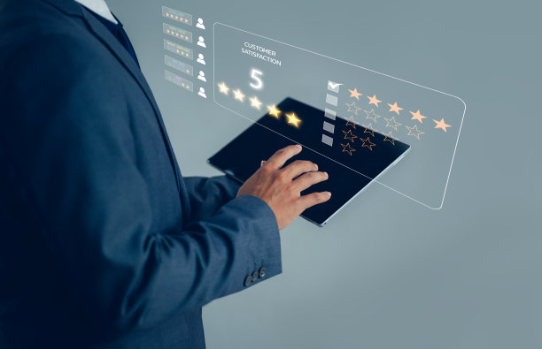 亚洲商人触摸平板电脑应用客户满意度5星评级灰色背景。图片下载