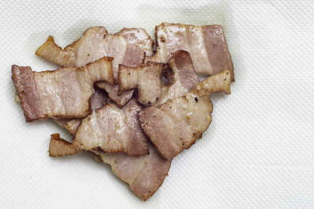 厚厚的猪肉片，把肉放在纸巾上炸，俯视图图片下载