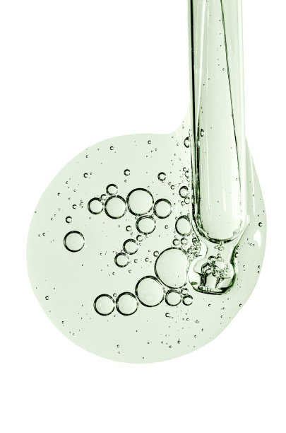 移液管和一滴皮肤美容精华液。液体身体护理产品。放大照相。孤立在白色背景上。图片下载