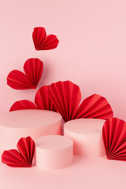 嫩红色的舞台模型与悬浮红纸心，三个圆形讲台作为展示化妆品，广告，复制空间，特写，垂直。情人节场景模板。图片下载