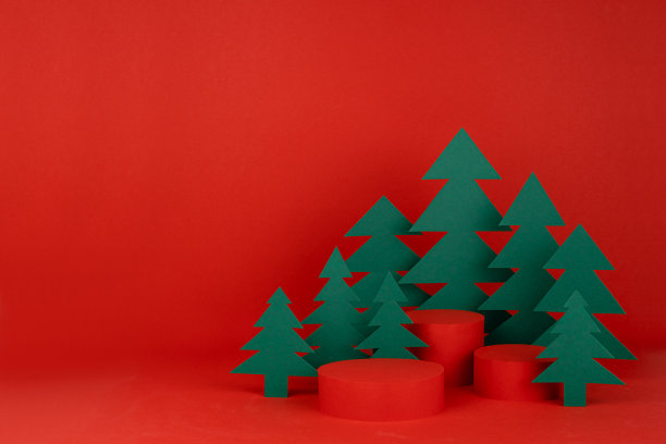 节日的圣诞背景与三个红色柱体模型，绿色纸云杉的艺术风格，用于展示化妆品，礼品，商品，复制空间。新年广告模板。图片下载