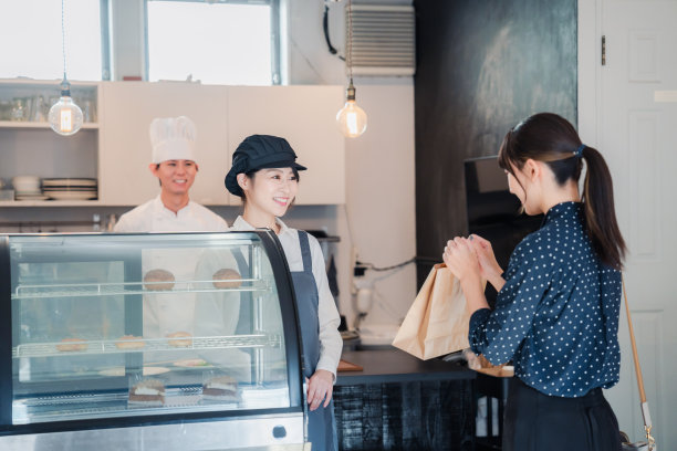 年轻女子在专卖店买外卖图片下载