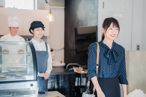 年轻女子在专卖店买外卖图片下载