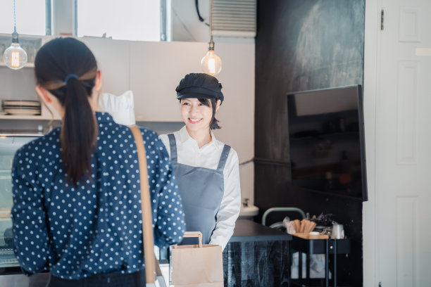 年轻女子在专卖店买外卖图片下载