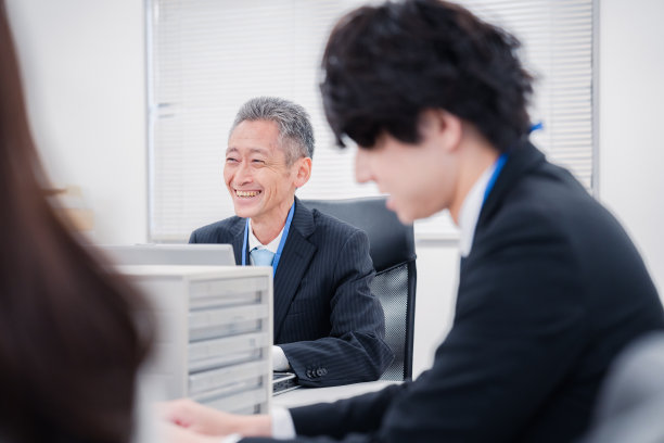 在办公室工作的中层管理人员图片下载