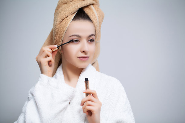 漂亮女孩在家里对着镜子做整容手术图片下载