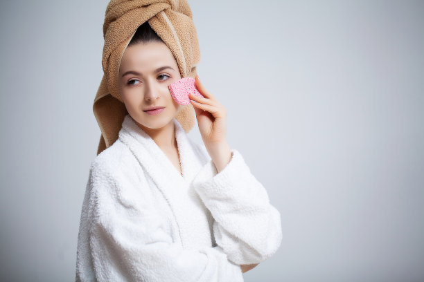 漂亮女孩在家里对着镜子做整容手术图片下载