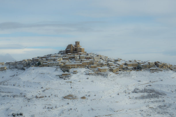 雪山上的中世纪村庄图片下载