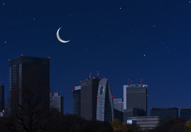 新月从东京新宿的天际升起图片下载