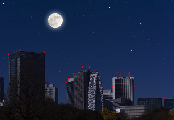 满月从东京新宿的天际升起图片下载