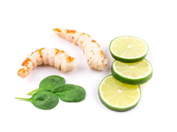 水煮虾和酸橙的静物。图片下载