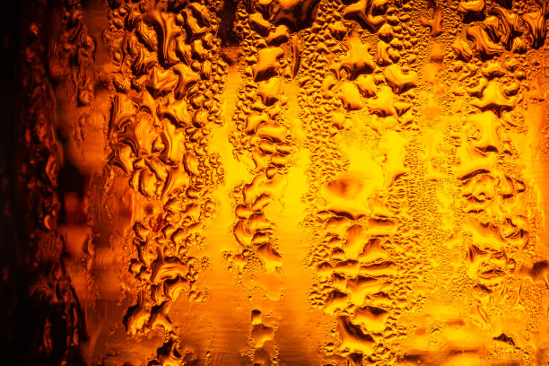 宏观啤酒瓶纹理，宏观啤酒瓶纹理，啤酒瓶上水滴的纹理。图片下载