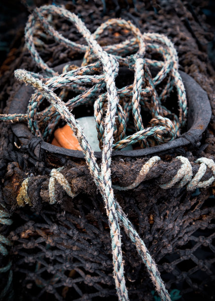 垂直拍摄的绳索和龙虾锅在港口在沙尔登，德文郡图片下载