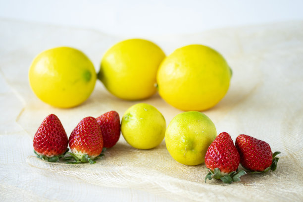 水果“酸橙、柠檬和草莓”图片下载