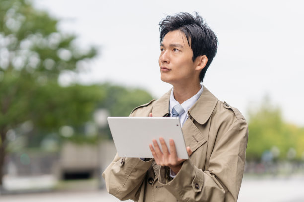 穿风衣的商人图片下载