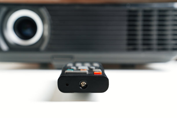 黑色通用视频投影仪与远程控制图片下载