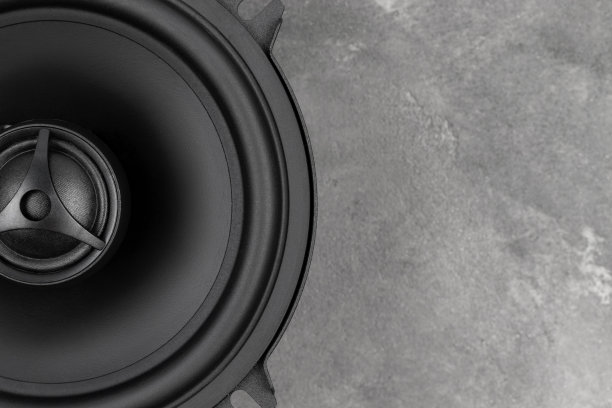 汽车音响扬声器在灰色混凝土背景图片下载