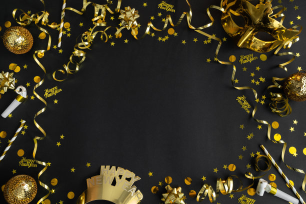除夕晚会的金色装饰。新年快乐平铺构图与复制空间。图片下载