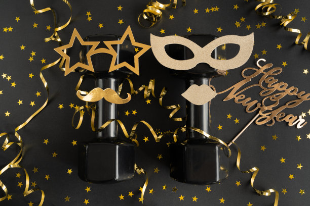 健身房的哑铃打扮起来参加新年庆祝晚会。图片下载