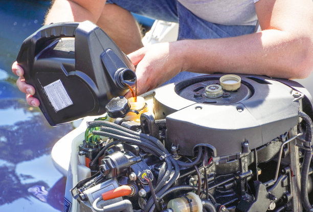 为船或游艇的发动机加油的人。图片下载