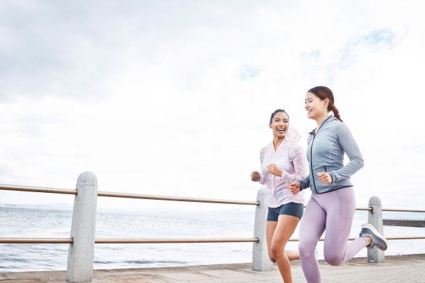 跑步、健身和女性朋友通过海洋进行户外健康、责任感或锻炼动机模拟营销或广告。体育运动员为了健康的生活方式而运动图片下载