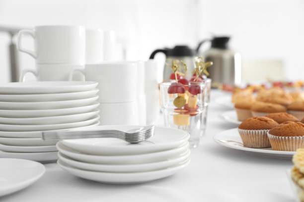 餐桌上摆放着不同的美味小吃和室内餐具。休息时间图片下载