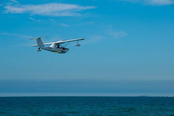 一架小飞机飞过伊利湖图片下载