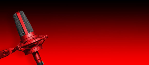 录音室麦克风宽红色背景与复制空间播客或电台广播网站横幅图片下载